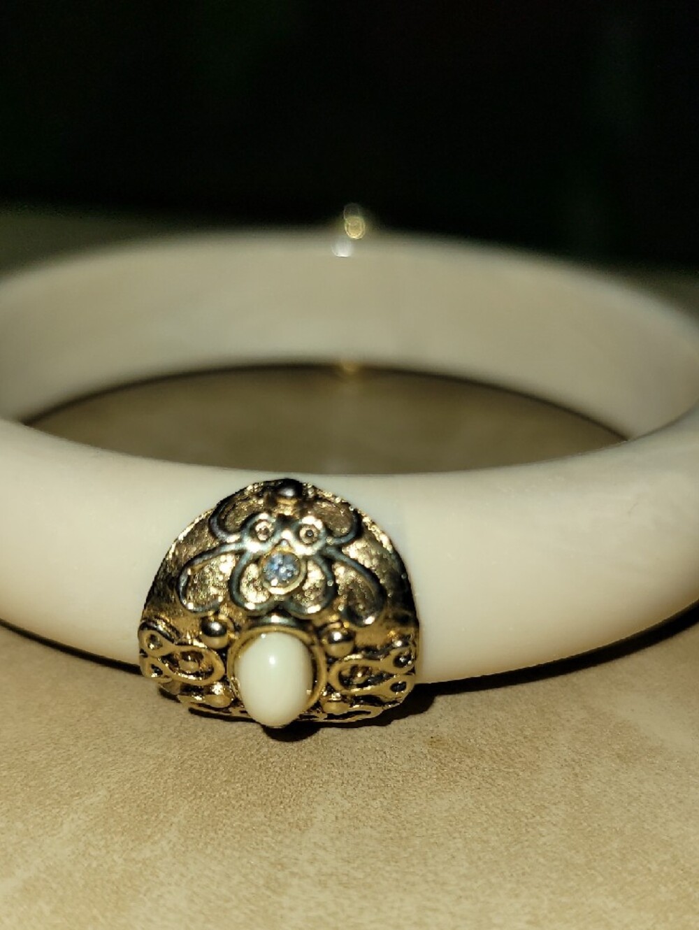 Source Unknown White Bangle with Gold Accents - Picture 3 of 6